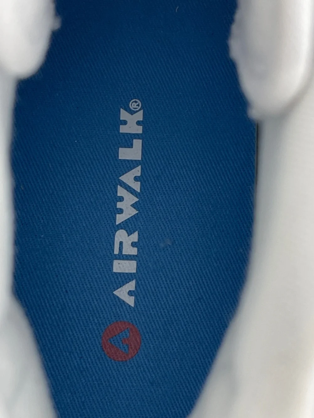 Airwalk AURORA WOMENS SIZE 9M White High-Top Sneakers with Blue Stripe